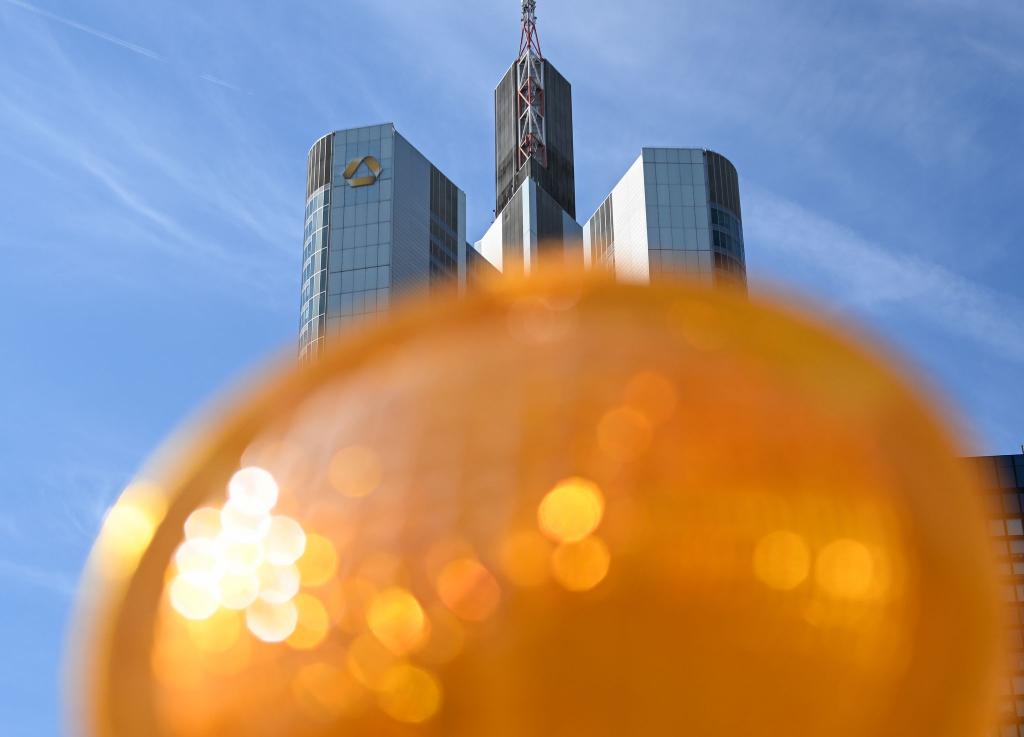 Im Visier der Italiener: Deutschlands zweitgrößte Privatkundenbank. (Archivbild) - Foto: Arne Dedert/dpa