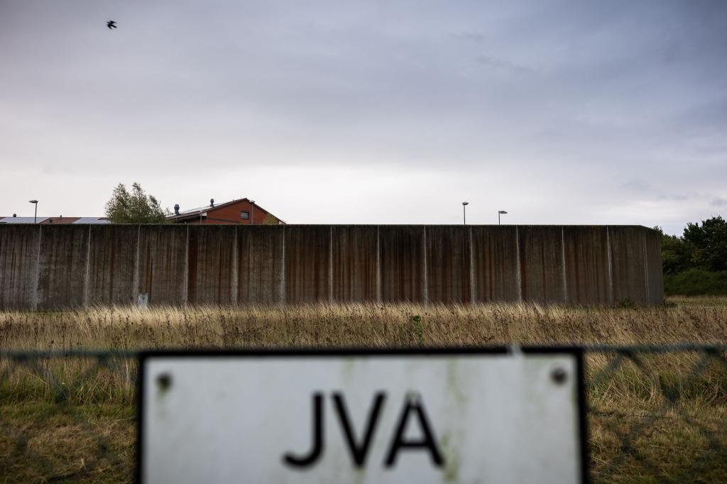 Blick auf die Justizvollzugsanstalt Sehnde in der Region Hannover. - Foto: Moritz Frankenberg/dpa