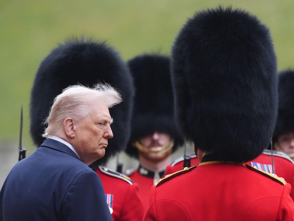 US-Präsident Donald Trump inspiziert die Ehrengarde während der feierlichen Begrüßung auf Schloss Windsor. - Foto: Jonathan Brady/PA Wire/dpa