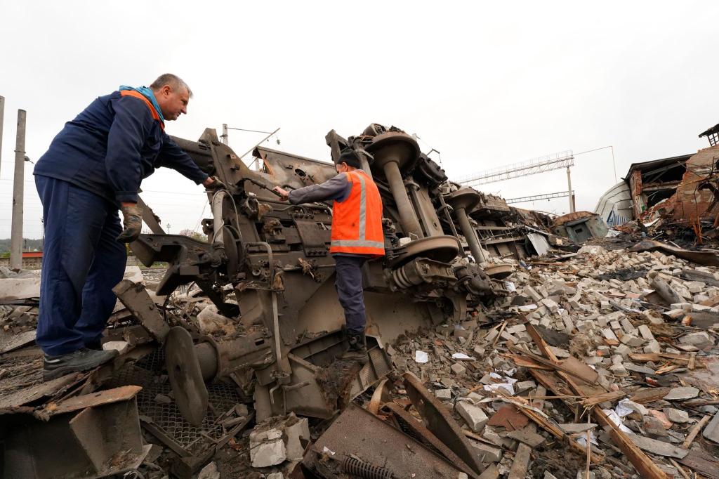 Weitere Zerstörungen in der Ukraine. - Foto: Andrii Marienko/AP/dpa