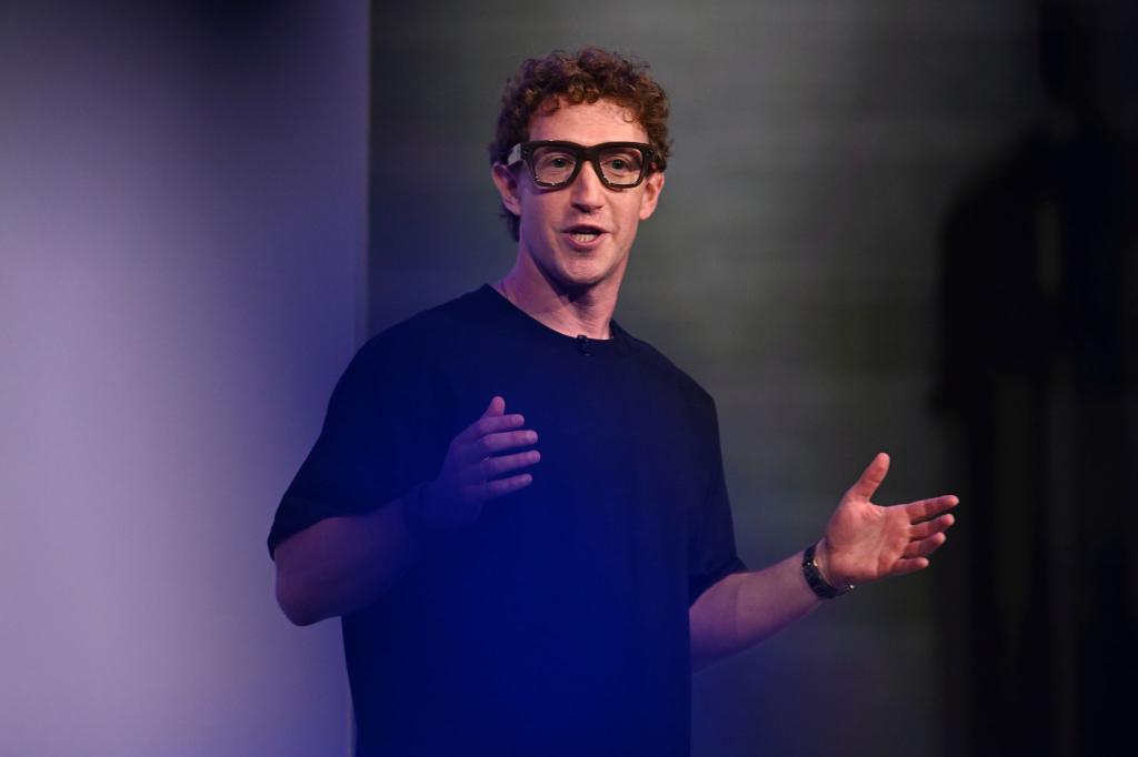Mark Zuckerberg demonstrierte die Brille mit Display auf der hauseigenen Konferenz Meta Connect. - Foto: Nic Coury/AP/dpa