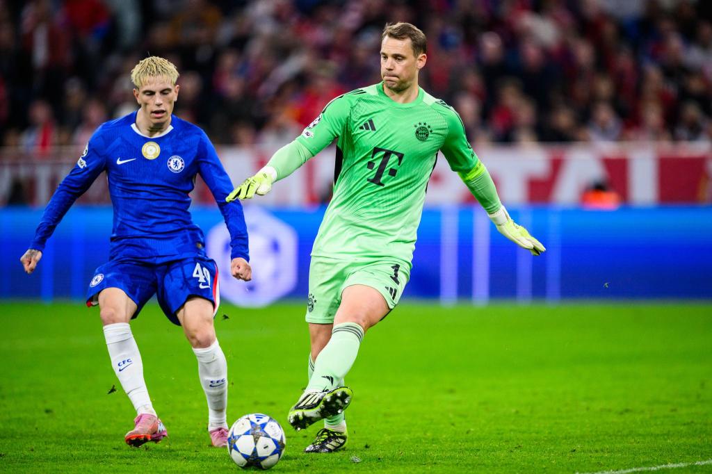 Manuel Neuer (r) in Aktion bei seinem 100. Sieg in der Champions League. - Foto: Tom Weller/dpa