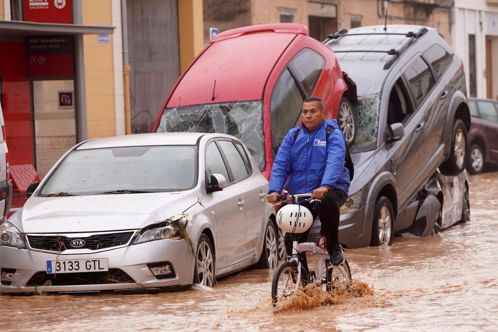 Vielerorts haben Überflutungen für Zerstörung gesorgt. (Archivbild) - Foto: Alberto Saiz/AP