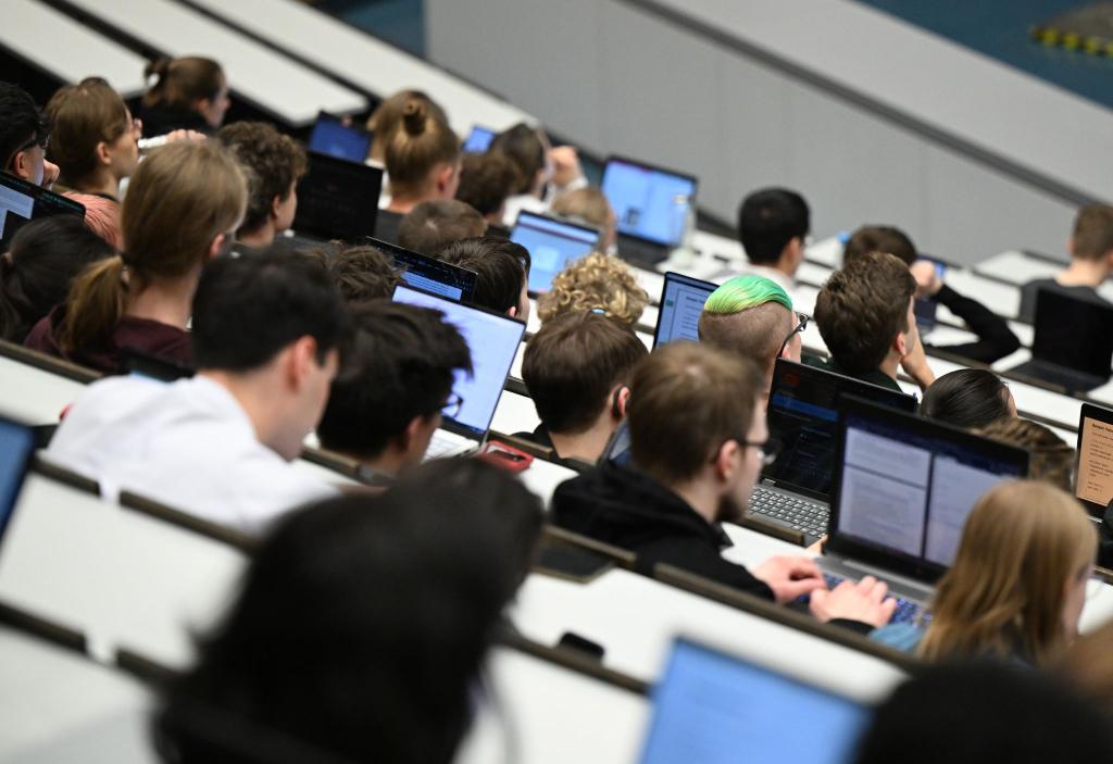 Jeder zehnte Abschluss entfiel auf das Lehramt. (Archivbild) - Foto: Bernd Weißbrod/dpa