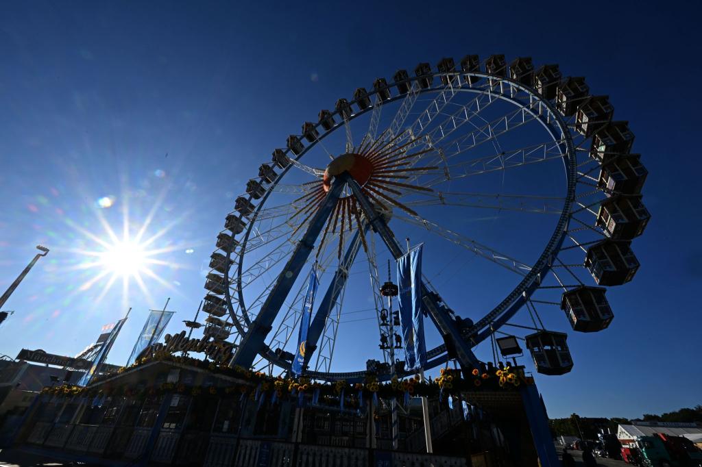 Oktoberfest-Vorgeschmack: Sonne strahlt beim Rundgang über die Wiesn - Foto: Felix Hörhager/dpa