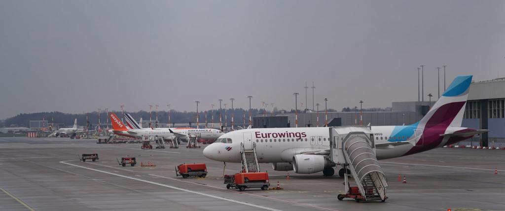 Am Airport Hamburg kann es wegen eines Kerosin-Lieferengpasses zu Verspätungen und Flugausfällen kommen. (Archivbild) - Foto: Marcus Brandt/dpa