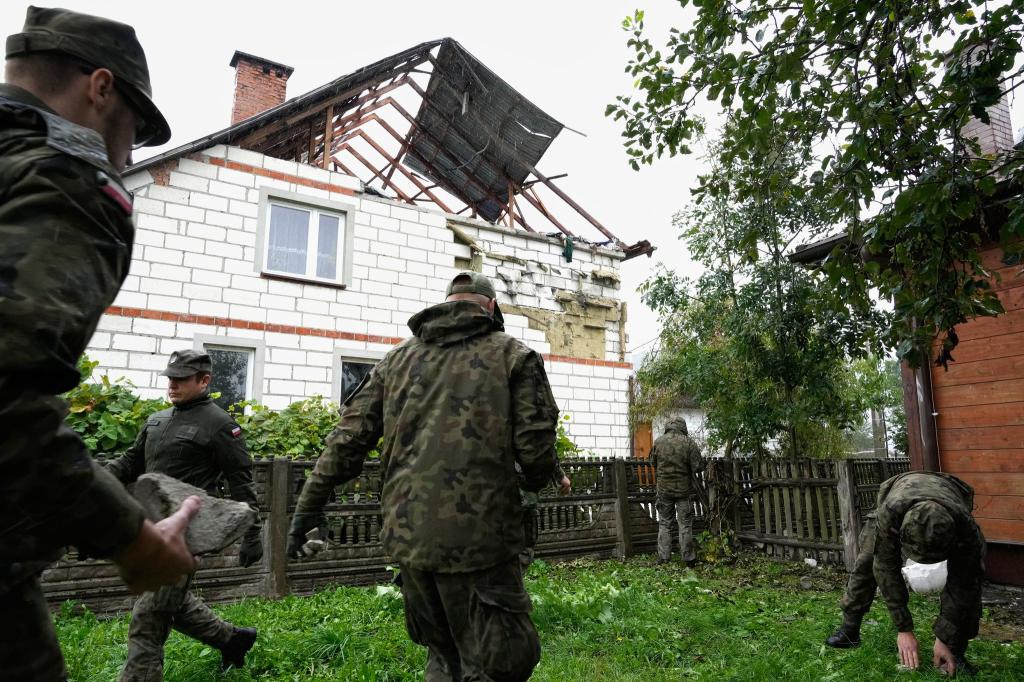 Die Bilder vom beschädigten Dach des Hauses im ostpolnischen Dorf Wyryki gingen um die Welt. (Archivbild) - Foto: Czarek Sokolowski/AP/dpa