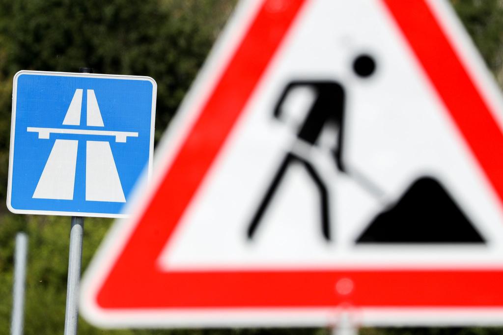 Wegen einer milliardenschweren Finanzlücke droht beim Aus- und Neubau vieler Autobahnen eine Verzögerung. - Foto: Jan Woitas/dpa-Zentralbild/dpa