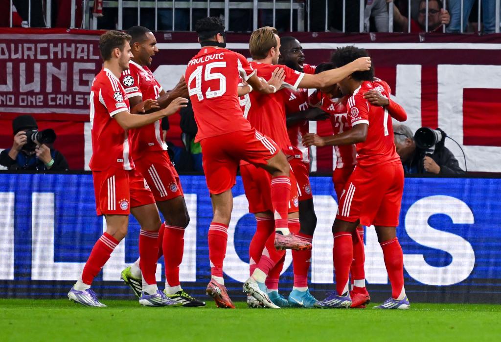 Eine Münchner Jubeltraube um Harry Kane (M), ein gewohntes Bild zum Saisonstart. - Foto: Sven Hoppe/dpa