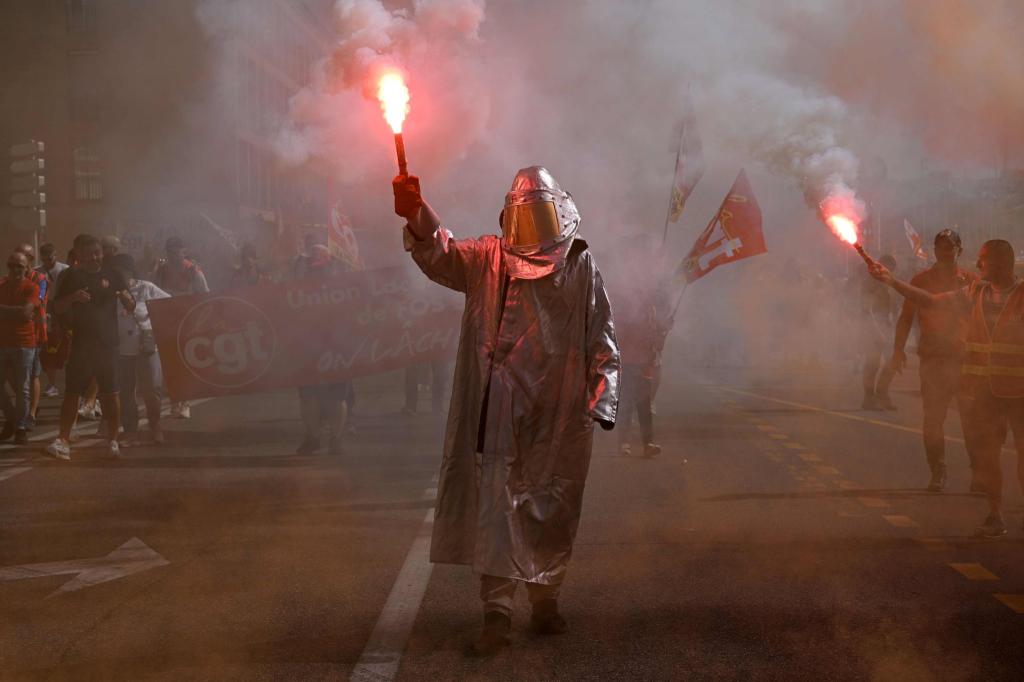 Fackeln in Marseille - landesweite Proteste in Frankreich - Foto: Miguel Medina/AFP/dpa