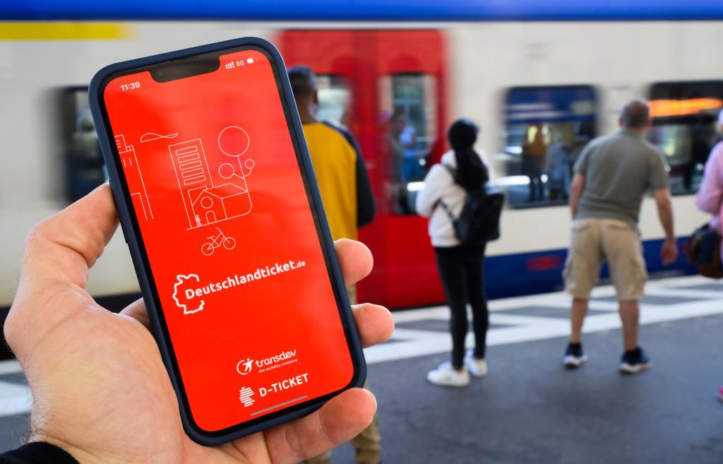 Wer ein Deutschlandticket haben möchte, wird ab dem kommenden Jahr tiefer in die Tasche greifen müssen. (Symbolbild) - Foto: Julian Stratenschulte/dpa