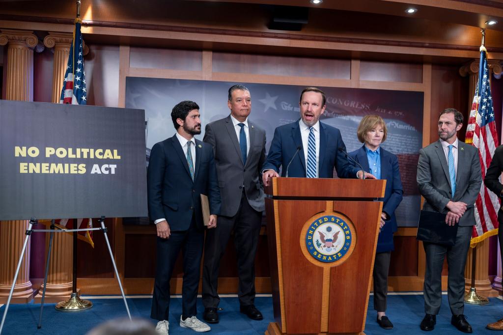 «Trump weist derzeit das Justizministerium an, Jagd auf seine politischen Feinde zu machen», sagt der demokratische Senator Chris Murphy. - Foto: J. Scott Applewhite/AP/dpa
