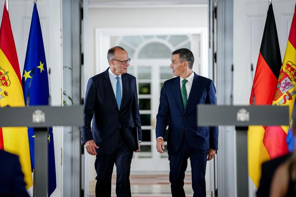 Bundeskanzler Merz betont bei seinem Antrittsbesuch in Madrid, dass Deutschland an der Seite Israels stehe. - Foto: Kay Nietfeld/dpa