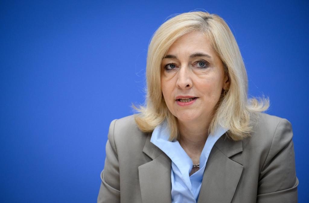 Zerstreut Sorgen über die Versorgung mit Medikamenten: Ministerin Warken. - Foto: Bernd von Jutrczenka/dpa