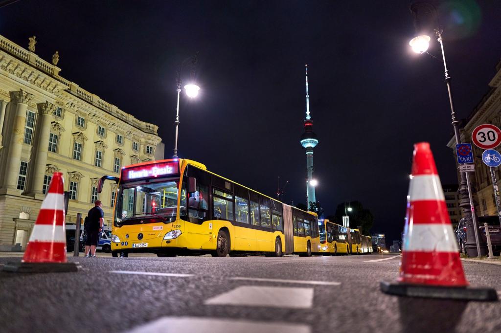 Tausende Menschen in Berlin-Mitte haben am späten Abend ihre Wohnungen wegen eines Kriegsmunitions-Funds in der Spree verlassen müssen. - Foto: Michael Ukas/dpa