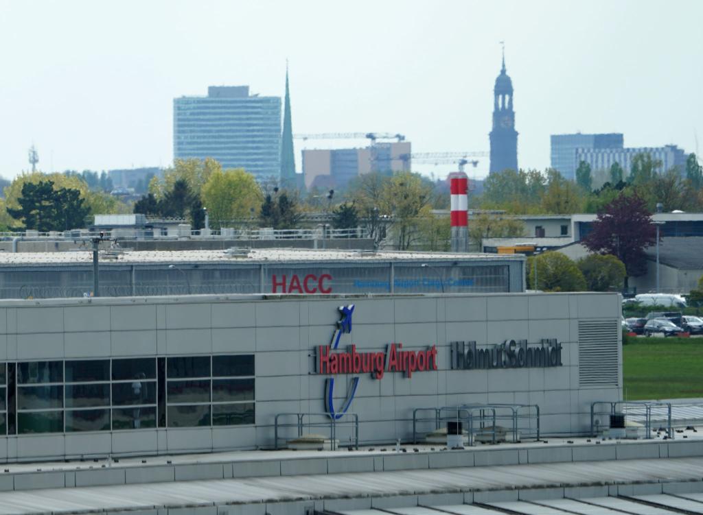 Am Airport Hamburg kann es wegen eines Kerosin-Lieferengpasses zu Verspätungen und Flugausfällen kommen. (Archivbild) - Foto: Marcus Brandt/dpa