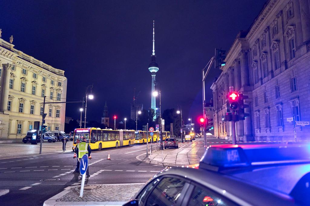 In Berlin-Mitte ist der Bereich um den Fundort einer Brandbombe abgesperrt worden. - Foto: Michael Ukas/dpa