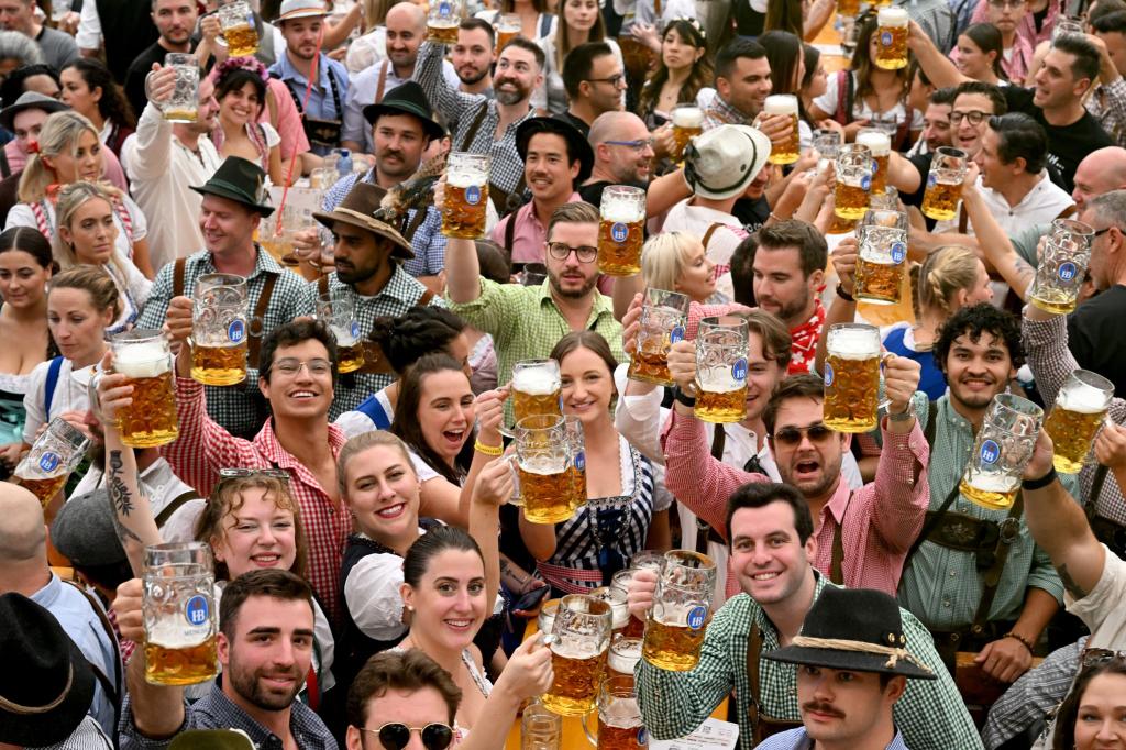 «Die Krüge hoch!» (Archivbild) - Foto: Felix Hörhager/dpa