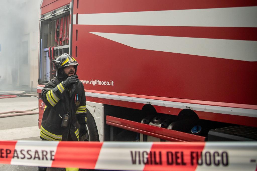 Die Feuerwehr ist mit einem Großaufgebot vor Ort. (Symbolbild) - Foto: Claudio Furlan/LaPresse via ZUMA Press/dpa