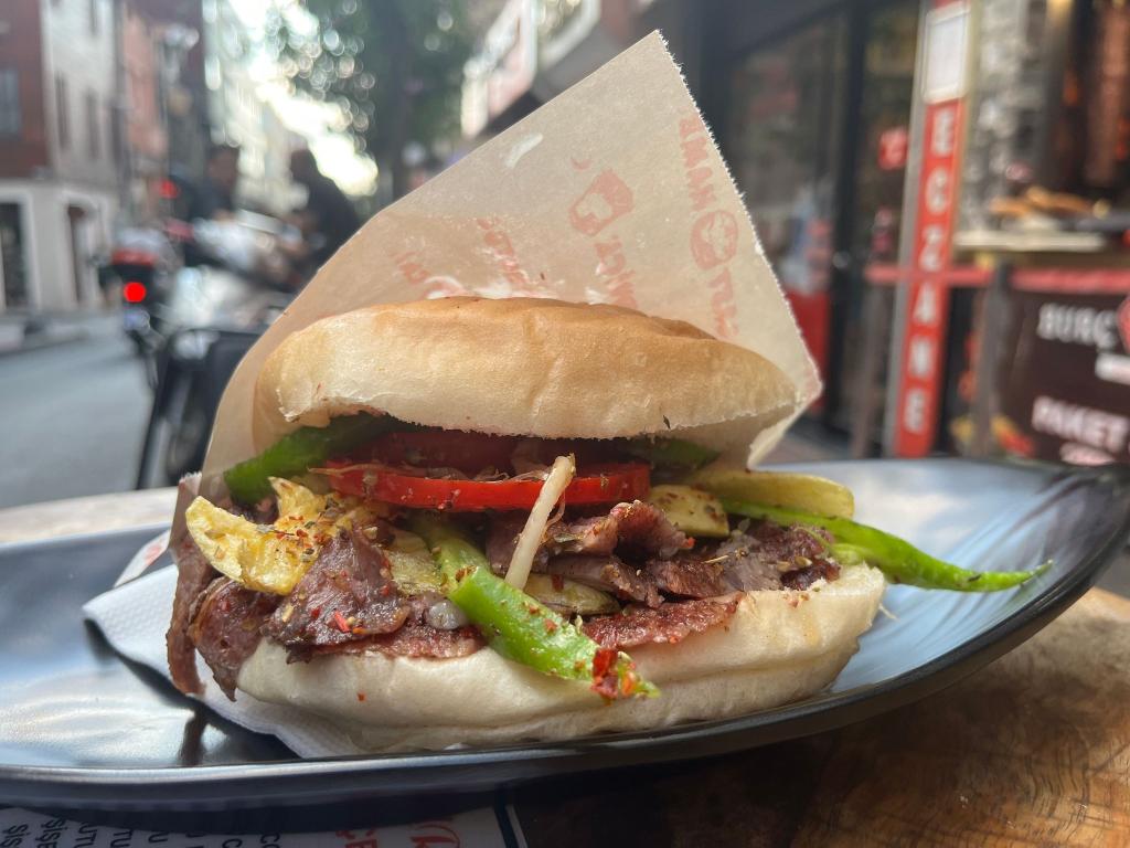 Der spontane Döner oder eher die Tafel Schokolade auf dem Sofa? Auch beim Snacken ticken wir Menschen unterschiedlich. - Foto: Anne Pollmann/dpa
