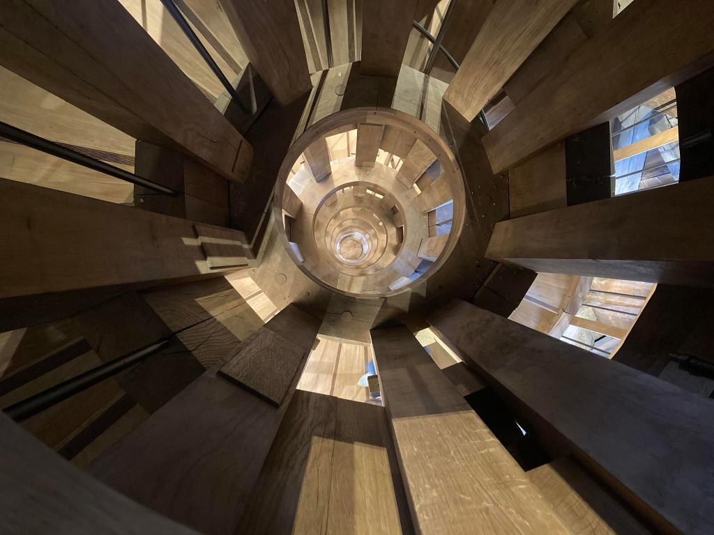 Die doppelläufige Wendeltreppe im Südturm: Ein Lauf führt hinauf, der andere hinunter, sodass sich die Besucher nie begegnen. - Foto: Sabine Glaubitz/dpa