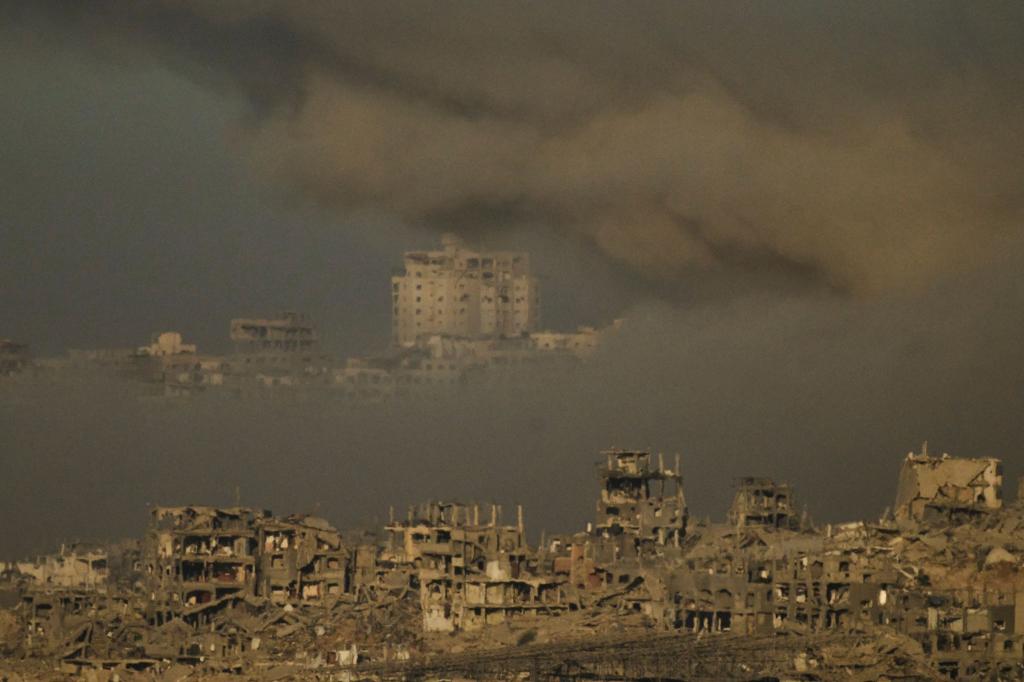 In der Trümmerwüste der Stadt Gaza sollen sich geschätzt noch etwa 500.000 Zivilisten aufhalten. Sie sind den israelischen Angriffen auf Reste der Terrororganisation Hamas weitgehend schutzlos ausgeliefert. Israel fordert sie fast täglich zur Flucht auf, aber viele wollen oder können das nicht mehr. - Foto: Leo Correa/AP/dpa