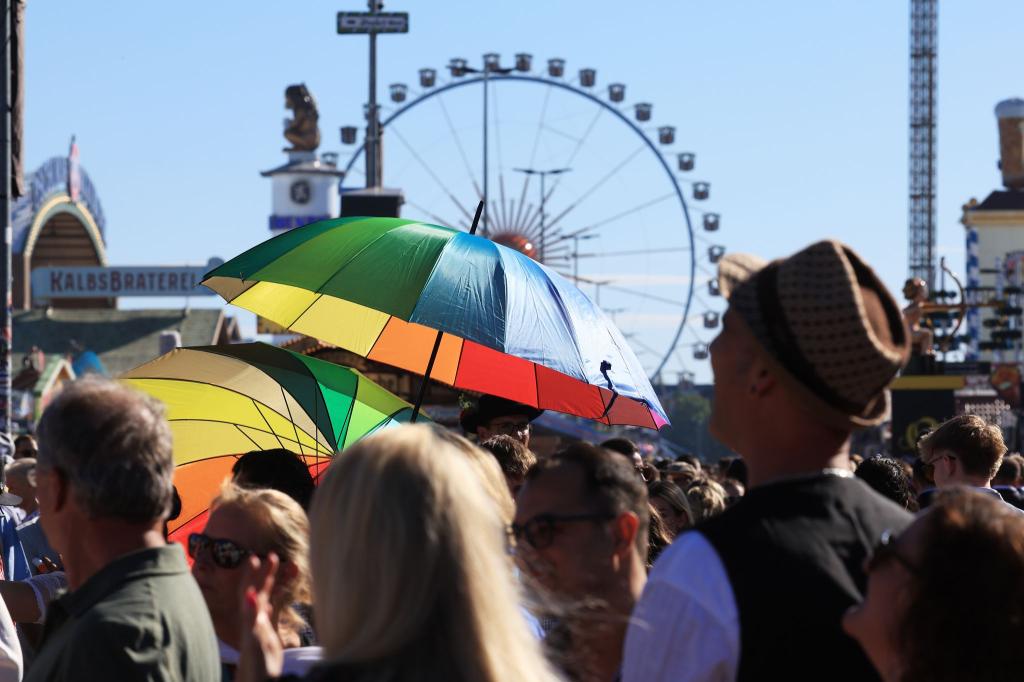 Hochsommerliche Temperaturen auf der Wiesn - da gewährten Schirme zumindest ein wenig Schatten. - Foto: Karl-Josef Hildenbrand/dpa