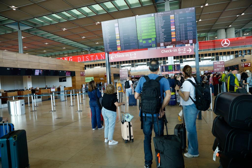 Passagiere müssen am Flughafen BER Geduld mitbringen. - Foto: Carsten Koall/dpa