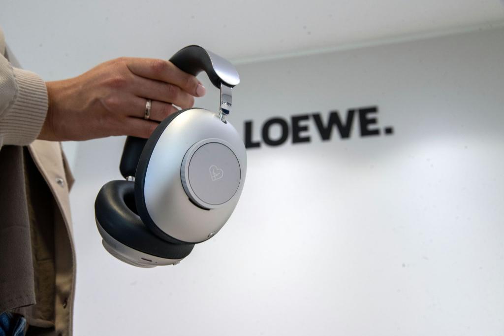 Loewe präsentiert seinen ersten Kopfhörer im Luxussegment. - Foto: Pia Bayer/dpa