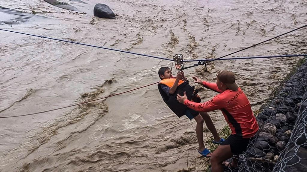 Viele Menschen mussten gerettet werden. - Foto: Philippine Coast Guard/XinHua/dpa