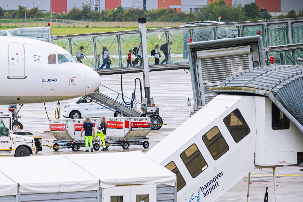 Trotz Stopp des Aufnahmeprogramms durften erneut einige Afghanen nach Deutschland ausreisen. - Foto: Moritz Frankenberg/dpa