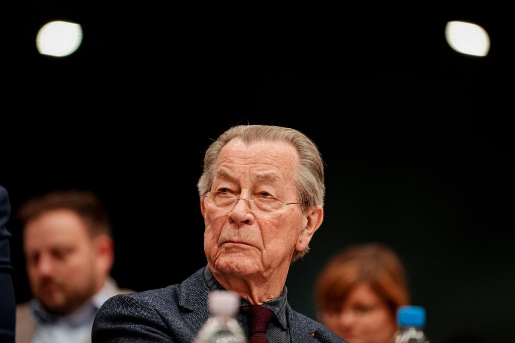 Verlangt von der SPD Mut bei Sozialreformen: der Ex-Parteivorsitzende Franz Müntefering. (Archivbild) - Foto: Kay Nietfeld/dpa