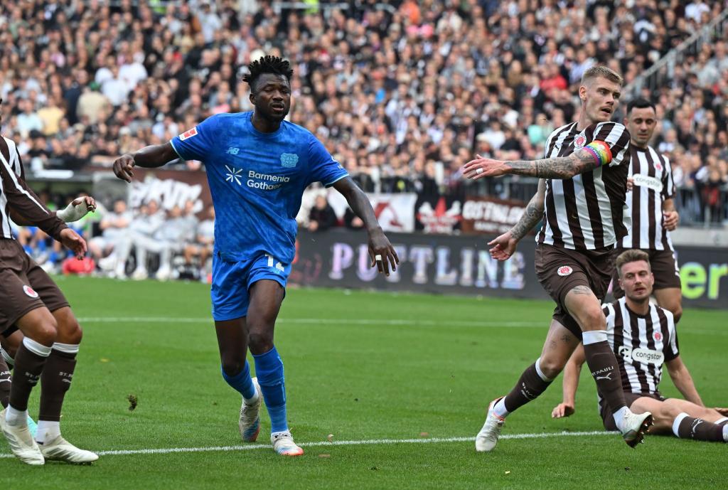 Erzielte die 1:0-Führung für Bayer: Edmond Tapsoba (M) - Foto: Carmen Jaspersen/dpa