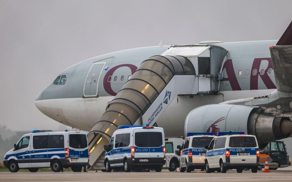 Im Juli startete von Leipzig/Halle aus der bisher zweite Abschiebeflug seit der Machtübernahme der Taliban 2021 nach Afghanistan. An Bord waren nach Behördenangaben 81 Straftäter. - Foto: Jan Woitas/dpa