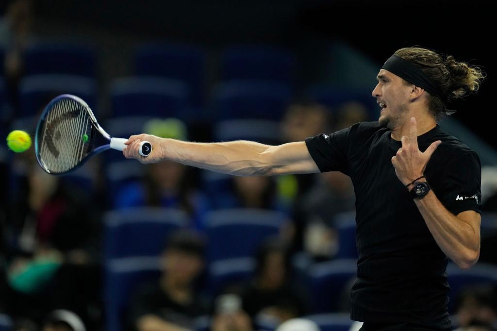 Alexander Zverev hatte in seinem Achtelfinale in Peking erhebliche Probleme. - Foto: Ng Han Guan/AP/dpa