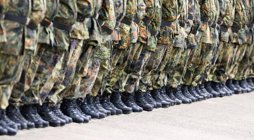 Könnte Deutschlands größter Vermieter Vonovia auch Wohnungen für Soldaten bereitstellen? Ja, sagt Konzernchef Rolf Buch. (Archivbild) - Foto: Julian Stratenschulte/dpa