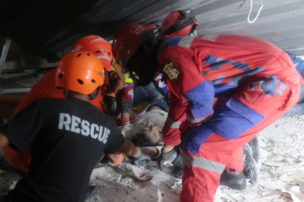Die Retter suchten fieberhaft unter den Trümmern nach Überlebenden. - Foto: Trisnadi/AP/dpa