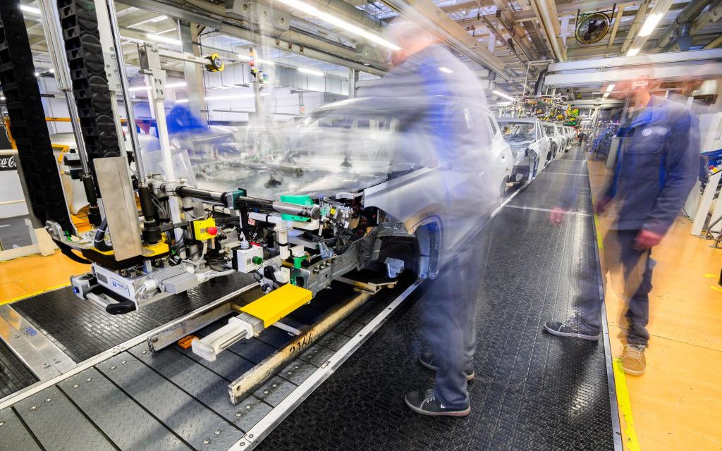 Bei unentschuldigtem Fehlen droht auch bei VW die Kündigung. (Archivbild) - Foto: Julian Stratenschulte/dpa