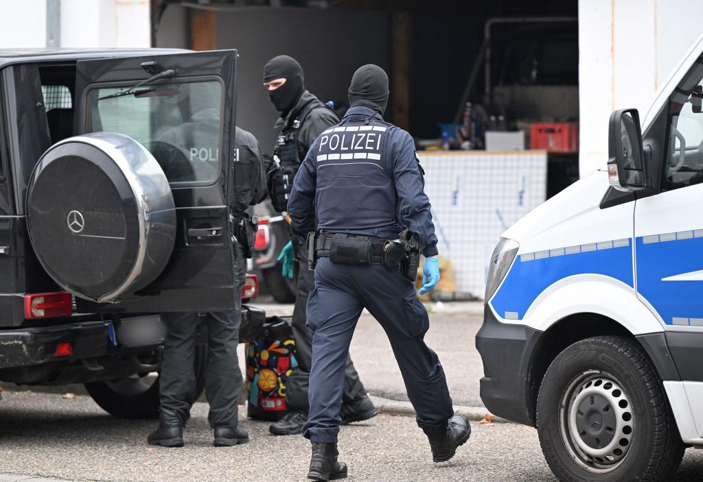 Auch in Weil der Stadt bei Stuttgart waren die Beamten im Einsatz. - Foto: Bernd Weißbrod/dpa