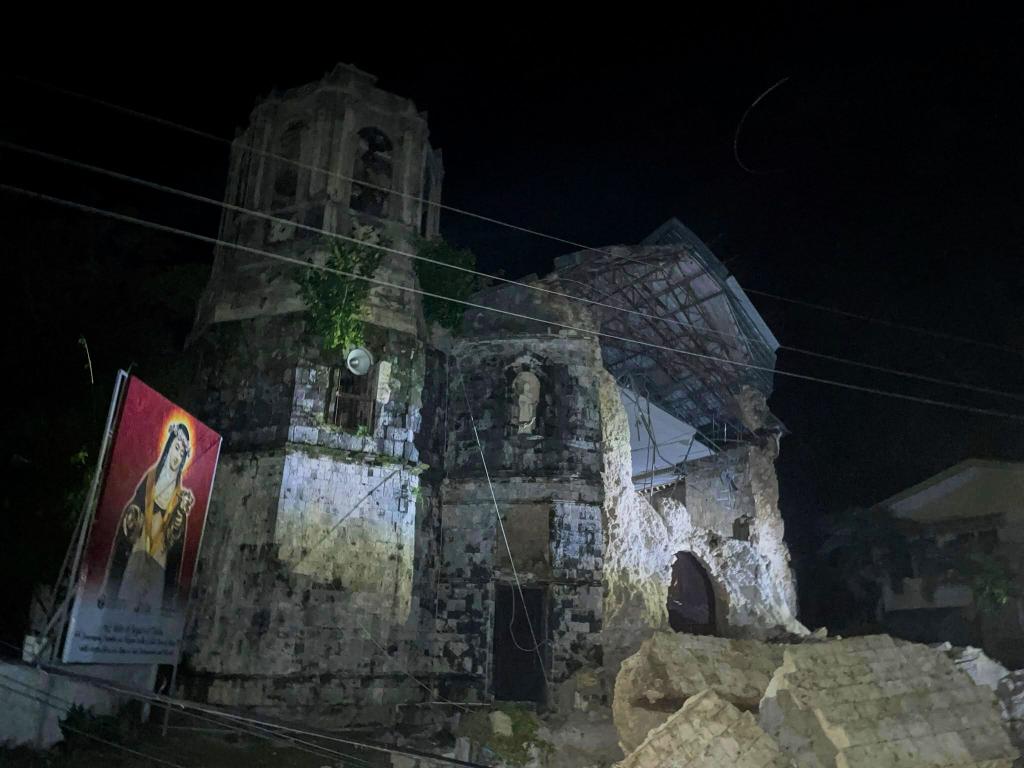 Bei dem Erdbeben wurde auch eine Kirche beschädigt. - Foto: Stringer/XinHua/dpa