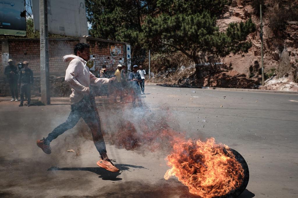 Die Gen Z-Bewegung und viele Einwohner der Stadt Antananarivo prangern die wiederkehrenden Wasser- und Stromausfälle sowie die Misswirtschaft der Regierung an. - Foto: Iako Randrianarivelo/ZUMA Press Wire/dpa