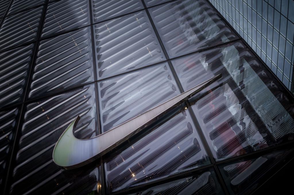 Das Nike-Geschäft erholt sich - doch die Belastung durch die US-Zölle wird größer. (Archivbild) - Foto: Michael Kappeler/dpa
