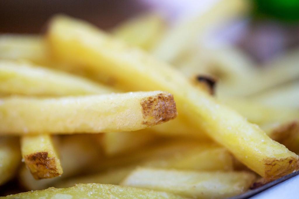 Ungesunde Lebensmittel werden in Großbritannien nicht mehr im Internet beworben. Im Fernsehen darf die Junk-Food-Werbung erst ab 21 Uhr laufen. (Symbolbild) - Foto: Fernando Gutierrez-Juarez/dpa/dpa-tmn