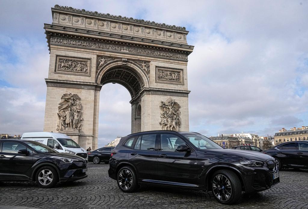 SUVs zahlen in Paris deutlich höhere Parkgebühren. (Archivbild) - Foto: Michel Euler/AP/dpa