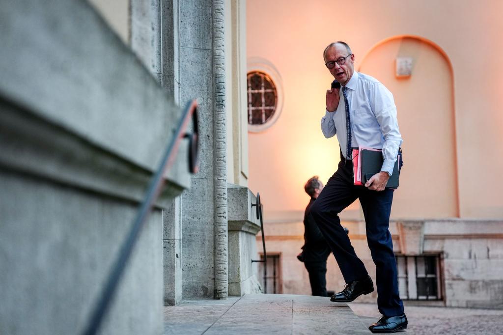 Bundeskanzler Friedrich Merz (CDU) sagt, Schnieder gehe es besser. - Foto: Kay Nietfeld/dpa