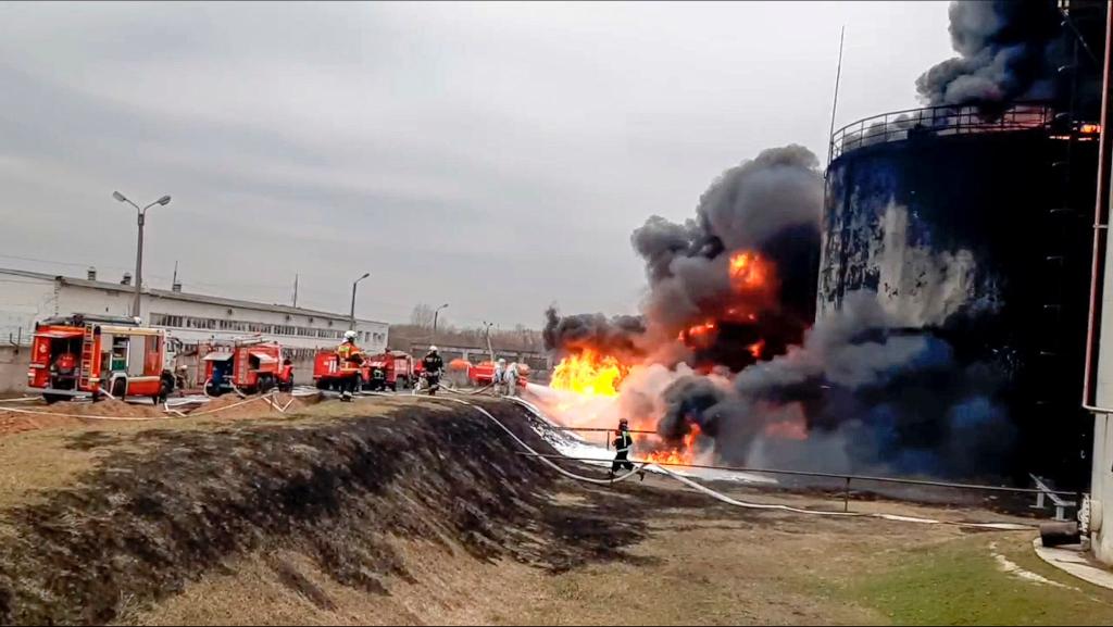 Die Feuerwehr löscht ein in Brand geratenes Öldepot in Russland. (Archivbild) - Foto: Uncredited/Russian Emergency Ministry Press Service/AP/dpa
