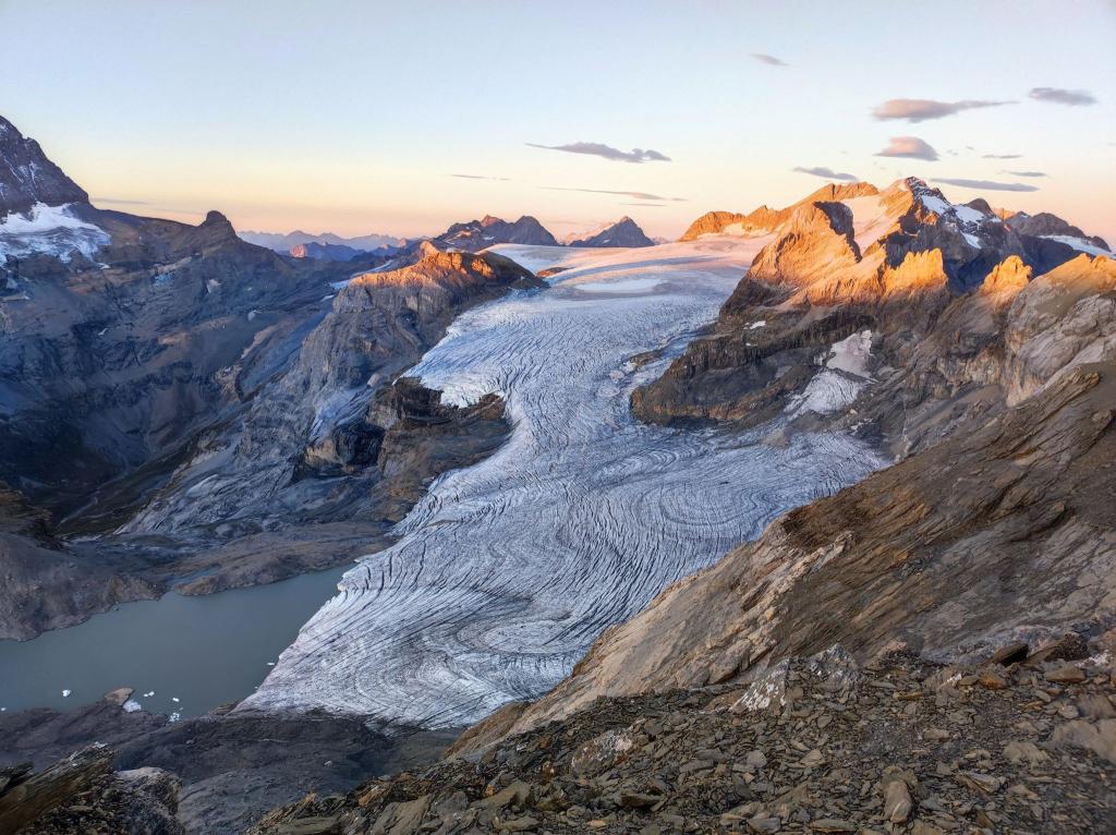 Der Gletscher Claridenfirn im Schweizer Kanton Glarus war im September 2025 komplett schneefrei. - Foto: Matthias Huss/Glamos Gletschermessnetz/Akademie der Naturwissenschaften Schweiz (SCNAT)/dpa