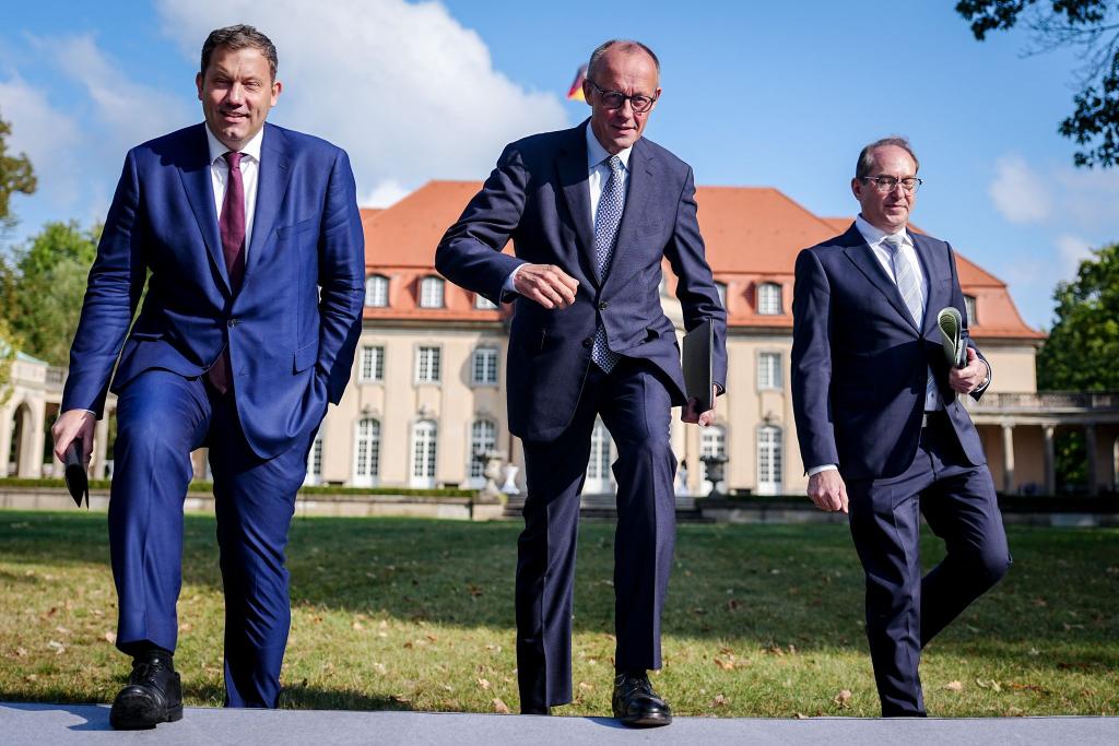 Merz, Vizekanzler Klingbeil und Innenminister Dobrindt traten gemeinsam vor die Presse. - Foto: Kay Nietfeld/dpa