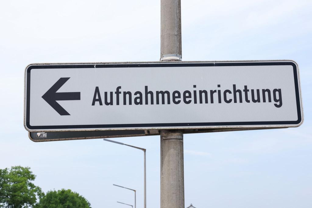 Zuerst werden die Asylbewerber in den Erstaufnahmeeinrichtungen der Länder untergebracht. (Symbolbild) - Foto: Daniel Löb/dpa