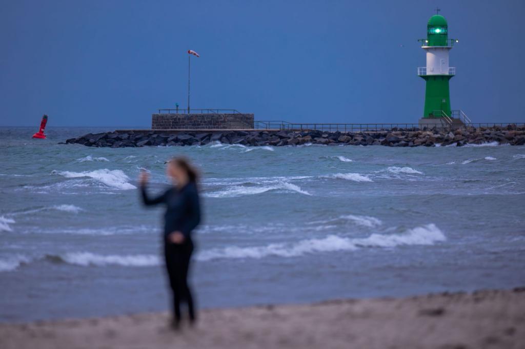 Betroffen vom jüngsten Fischsterben war die Küste von Markgrafenheide, Hohe Düne, Warnemünde bis Heiligendamm. (Archivbild) - Foto: Jens Büttner/dpa